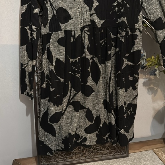 Black and Gray Floral Knit Dress - Picture 6 of 9